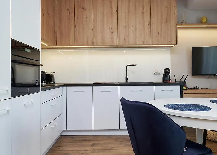 Nad Rzeka 72, Rynek 500 M